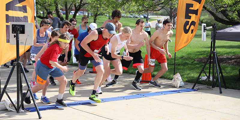 runners at the beginning of the red brick run 5k