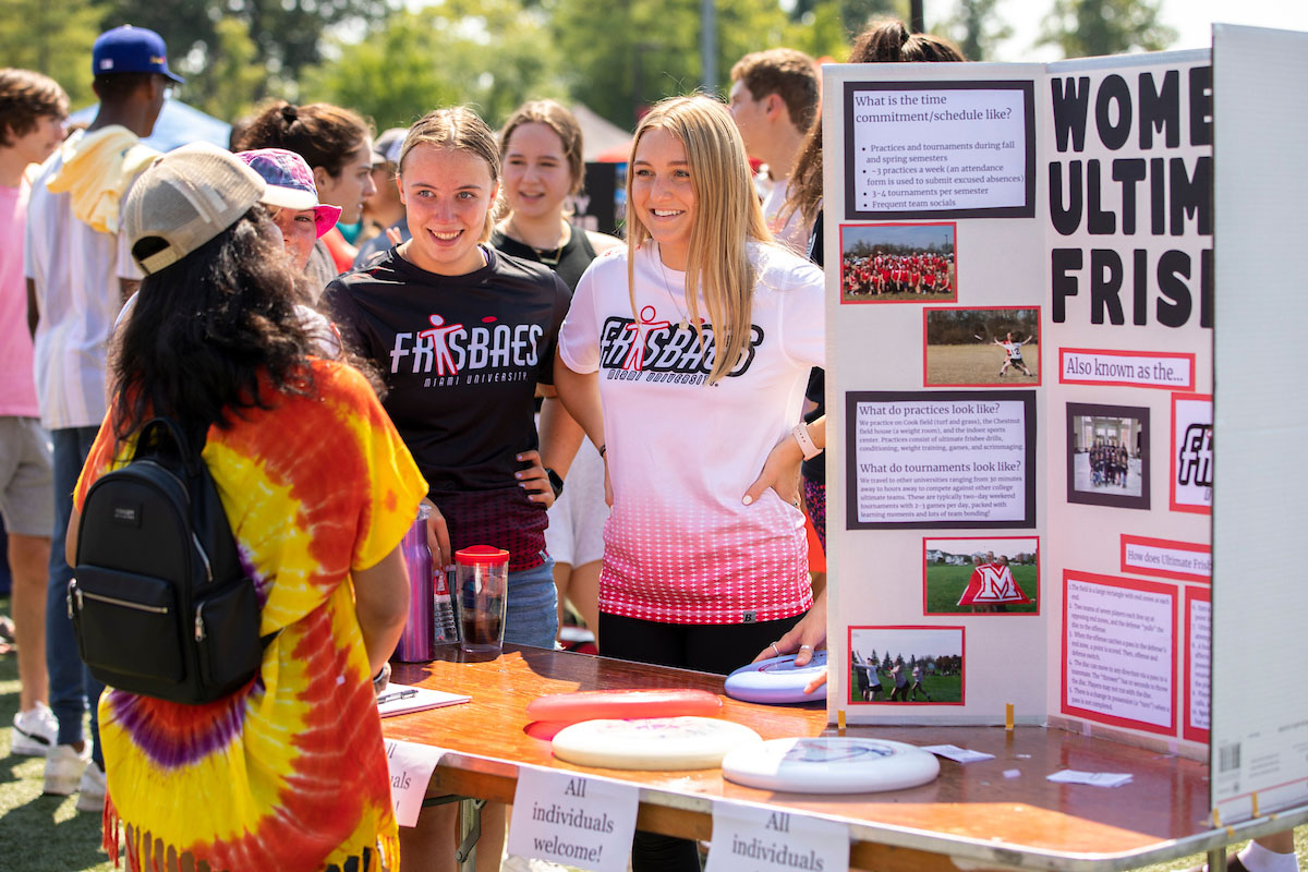 intramural sports ultimate frisbee sign up table