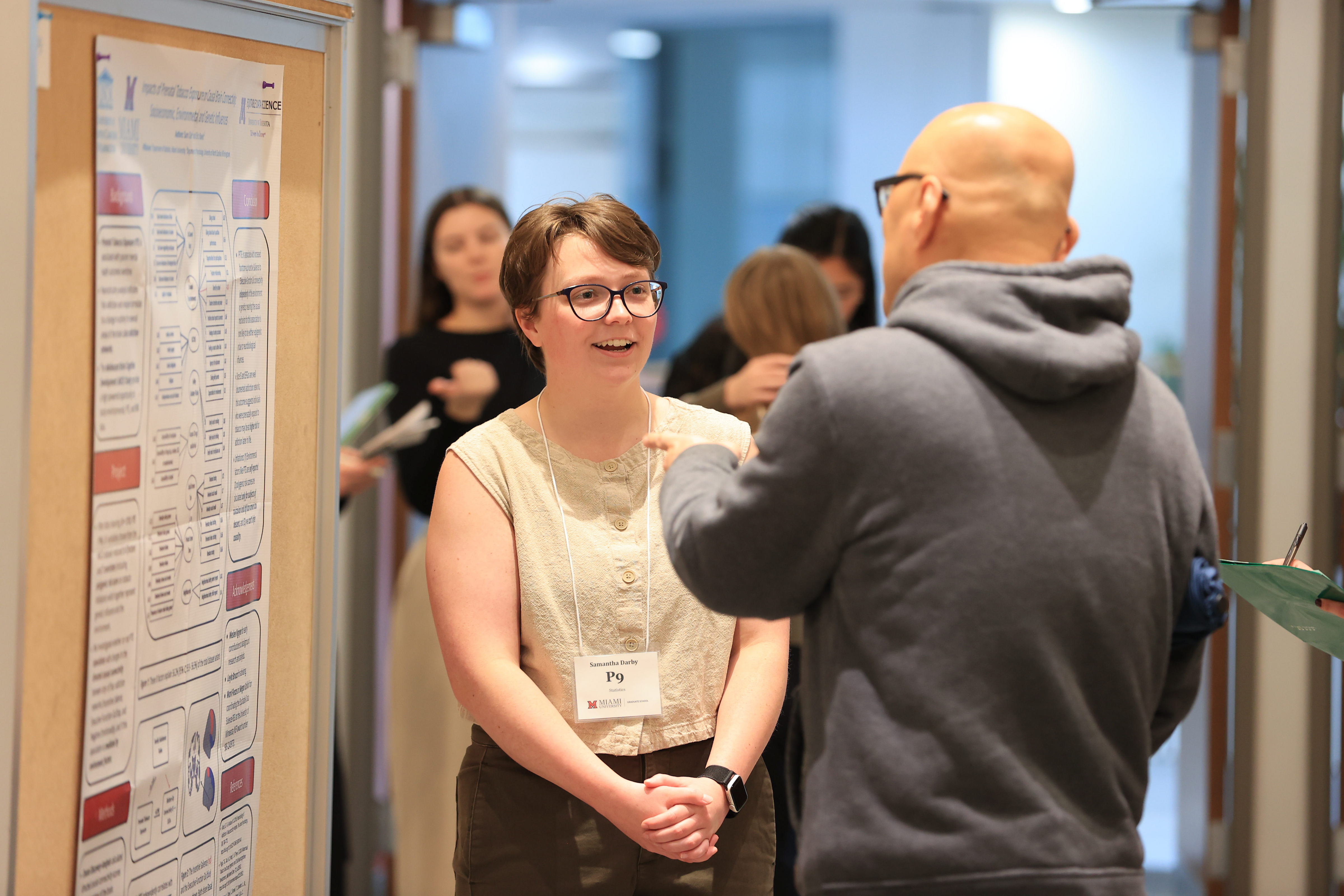 A student presents research to President Crawford at a Research Forum.