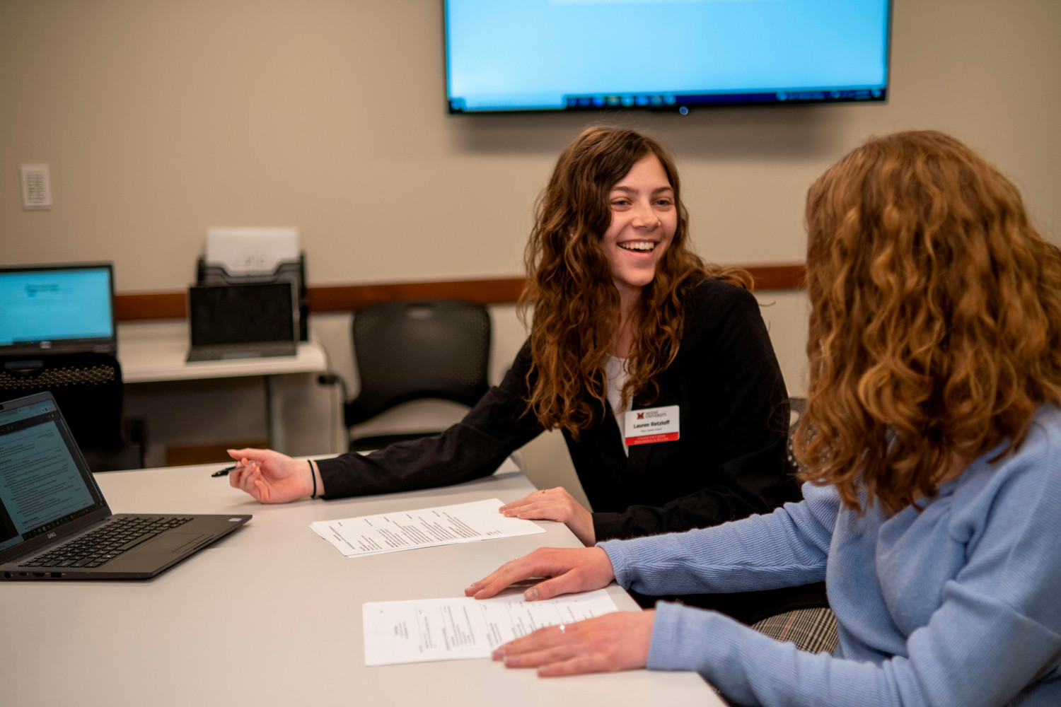 A peer career coach meets with a student.