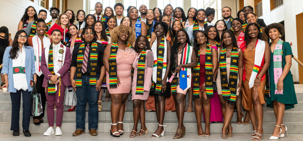 2022 graduates posing for the traditional Horizon Graduation Ceremony photograph.