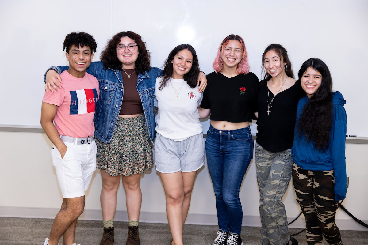 Students at Unidos group meeting.