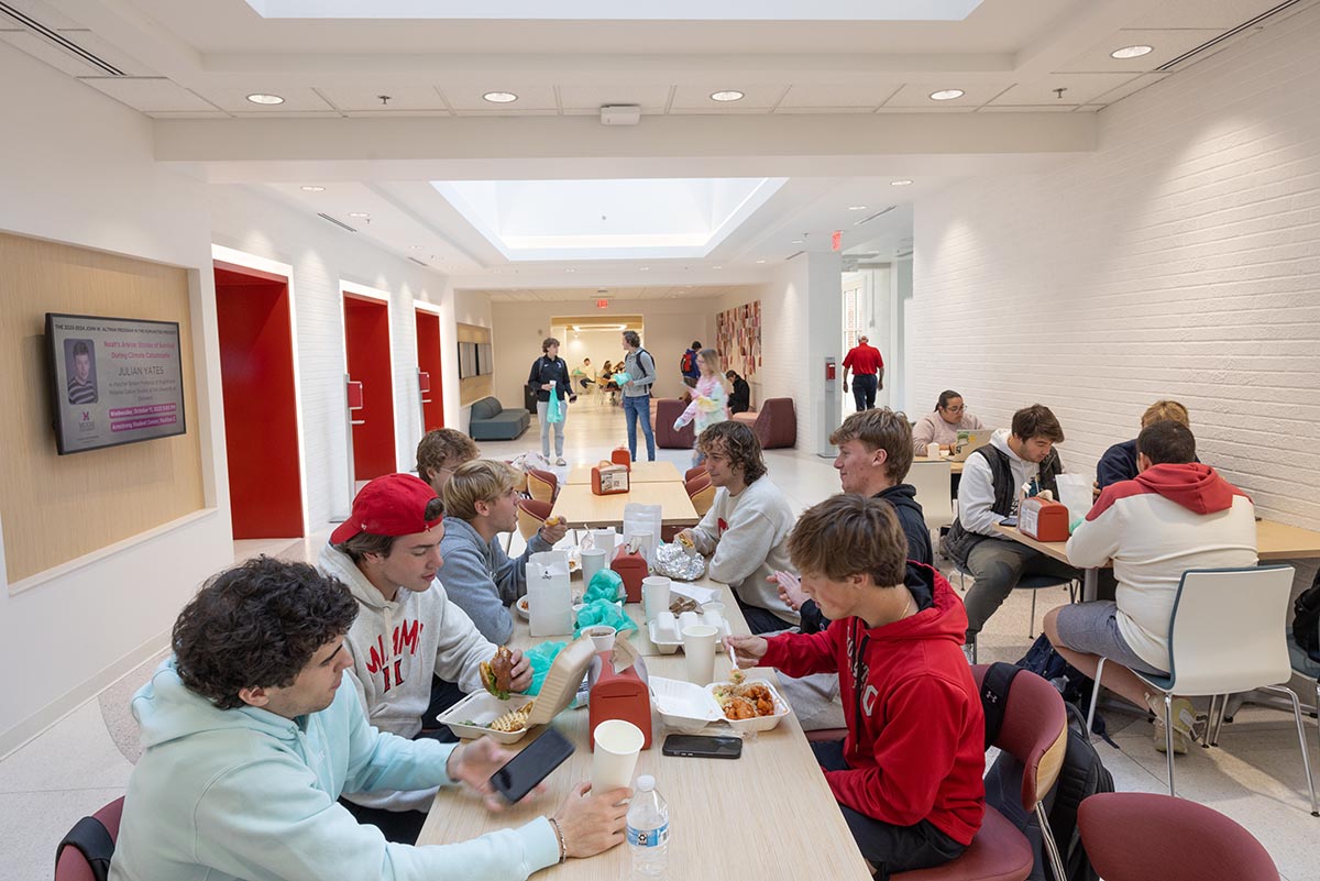 Students eating at Bell Tower for orientation