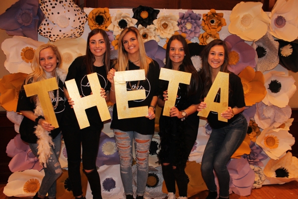 Kappa Alpha Theta members.