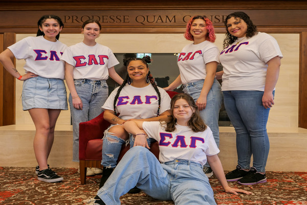 Sigma Lambda Gamma members.