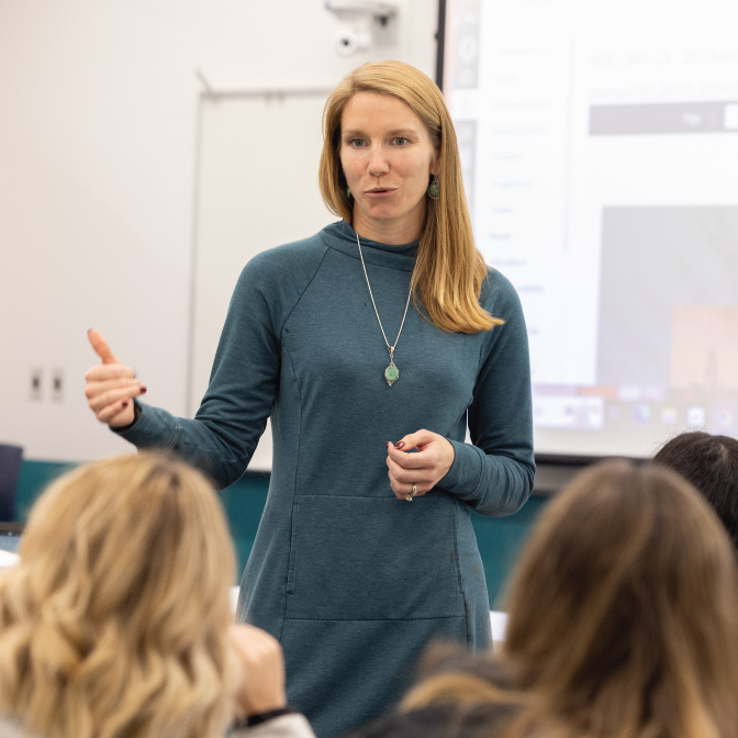 Faculty member Sara Arter teaching her class.