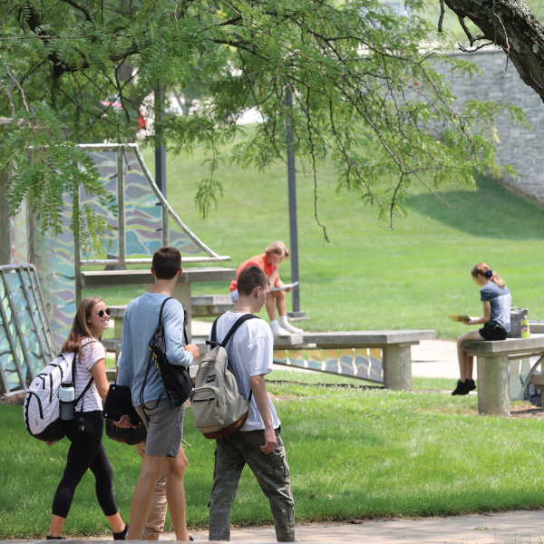 Students walking together in the quad of the Middletown Campus.