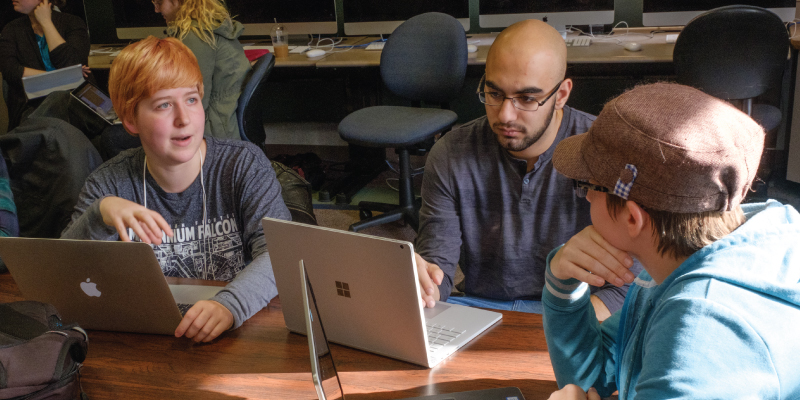 Linh Dich Associate Professor in the LLW department meeting one on one with a student about her paper. 